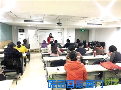 你以为退休老人只能买菜做饭看孩子？ NoNoNo,他们可个个都能文能舞会外语！