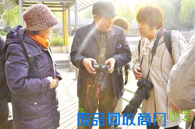 你以为退休老人只能买菜做饭看孩子？ NoNoNo,他们可个个都能文能舞会外语！