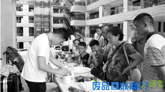 大学生开“扎染”课，让孩子们快乐过暑假