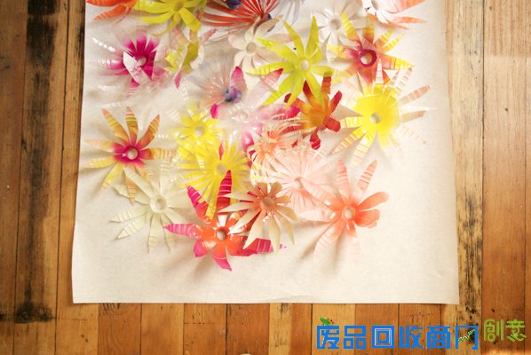 废旧饮料瓶手工制作出装饰家的彩色花朵