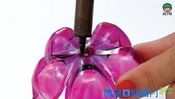饮料瓶塑料瓶废物利用DIY制作漂亮的塑料花