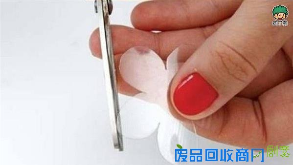 饮料瓶塑料瓶废物利用DIY制作漂亮的塑料花