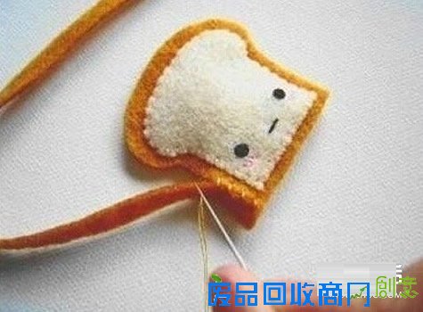 简单可爱的布艺面包挂饰DIY图解