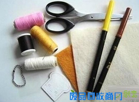 简单可爱的布艺面包挂饰DIY图解