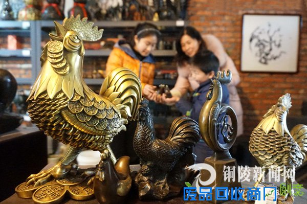鸡年将至“铜鸡”走俏 铜陵“铜鸡”工艺品进入旺销期（图）