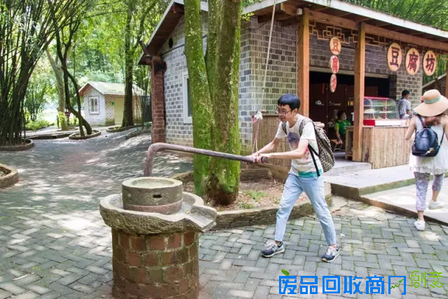 你敢来清远挑战百米高空玻璃栈道吗?