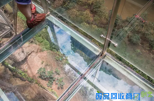 你敢来清远挑战百米高空玻璃栈道吗?