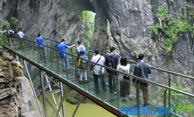 你敢来清远挑战百米高空玻璃栈道吗?