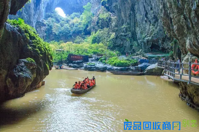 你敢来清远挑战百米高空玻璃栈道吗?