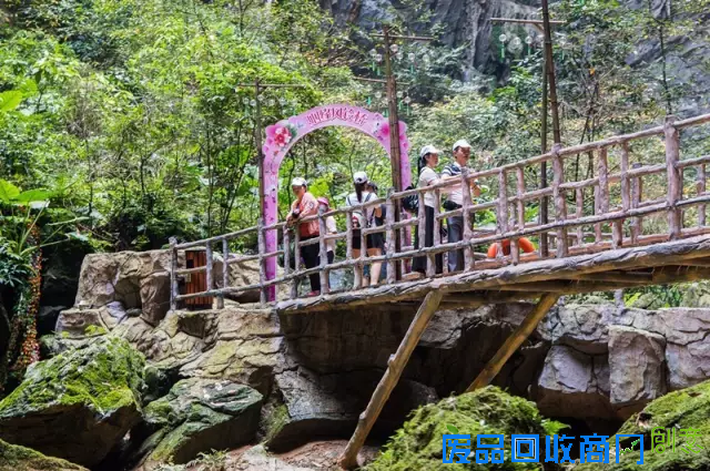 你敢来清远挑战百米高空玻璃栈道吗?