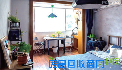 亲手粉刷过的墙壁,屋子显得冷冷的色调很有味道。 亲手粉刷过的墙壁,屋子显得冷冷的色调很有味道。