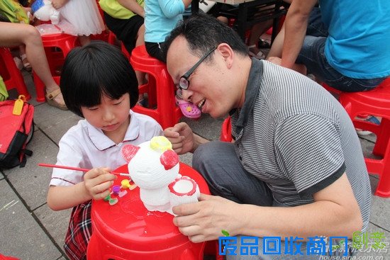 上阵父女兵，亲子协作绘画陶瓷娃娃