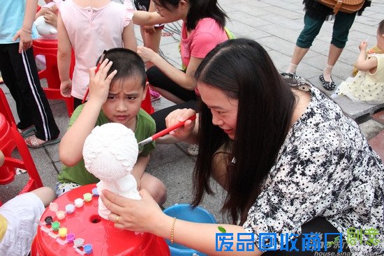 亲子协作绘画陶瓷娃娃：挠头的创意！