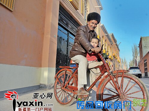 ?爆了 木匠用核桃木自制了一辆车