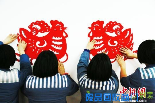 贴自制的鸡年剪纸。 祝玉若 摄 贴自制的鸡年剪纸。 祝玉若 摄