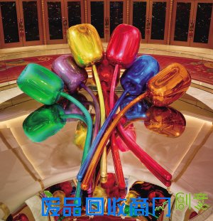 这是来自名师Jeff Koons 创作的大型钢铁雕塑《郁金香》。他被誉为在世艺术家中价格最昂贵的一个，为大家呈现风格独特的波普艺术。