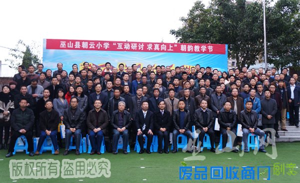 朝云小学：男生课堂下象棋 女生绣十字绣