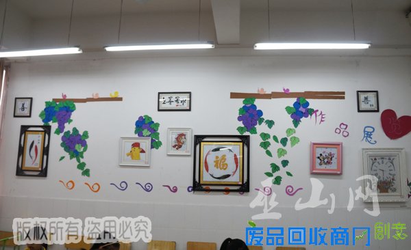 朝云小学：男生课堂下象棋 女生绣十字绣