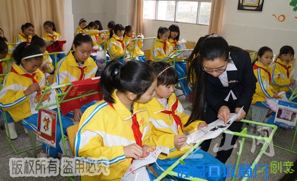 朝云小学：男生课堂下象棋 女生绣十字绣