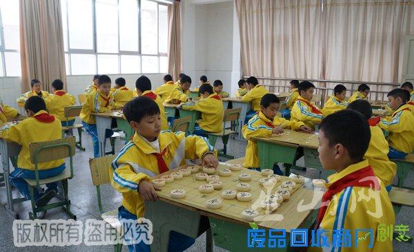 朝云小学：男生课堂下象棋 女生绣十字绣