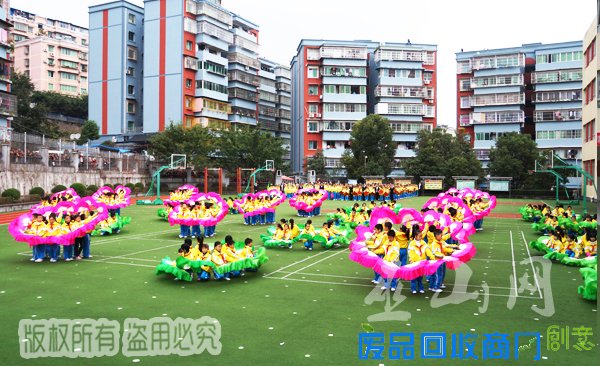 朝云小学：男生课堂下象棋 女生绣十字绣