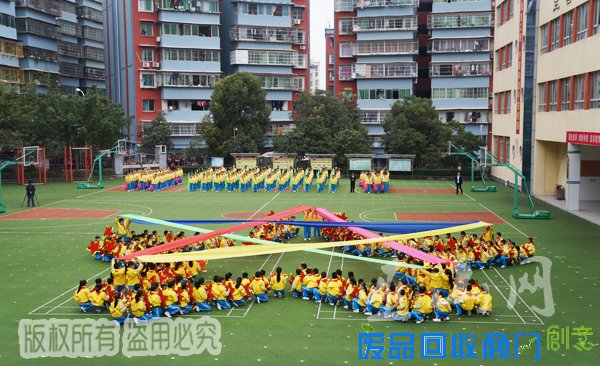 朝云小学：男生课堂下象棋 女生绣十字绣