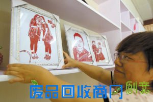 姑娘好巧一双手人物剪纸出国门