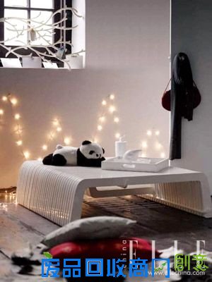 窗前挂满祝福卡片,墙上装饰树形亮灯,追求一种优雅恬淡的圣诞气氛 窗前挂满祝福卡片,墙上装饰树形亮灯,追求一种优雅恬淡的圣诞气氛