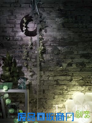 简单的鲜花吊饰,装饰于墙上或门边,鲜活而含蓄地点划出圣诞气息 简单的鲜花吊饰,装饰于墙上或门边,鲜活而含蓄地点划出圣诞气息