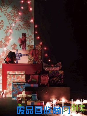 一根简单的线灯拉出圣诞树的形状,就能让暗暗的房间被节日的温馨弥漫 一根简单的线灯拉出圣诞树的形状,就能让暗暗的房间被节日的温馨弥漫