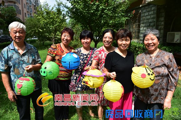 传承民俗文化 南昌市民自制环保灯笼庆中秋