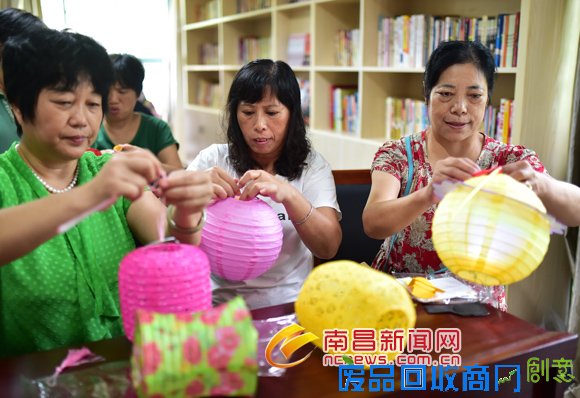 传承民俗文化 南昌市民自制环保灯笼庆中秋