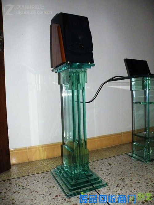 高手手工打造! 网友自制玻璃音箱脚架 