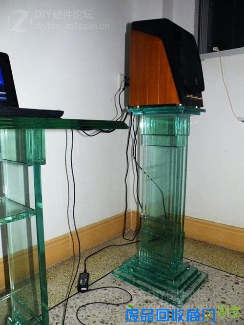 高手手工打造! 网友自制玻璃音箱脚架 