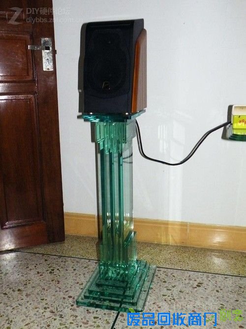 高手手工打造! 网友自制玻璃音箱脚架 