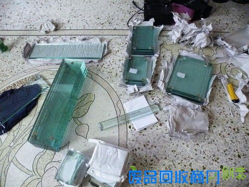 高手手工打造! 网友自制玻璃音箱脚架 