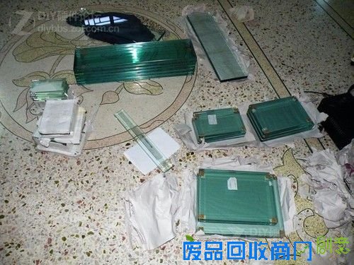 高手手工打造! 网友自制玻璃音箱脚架 