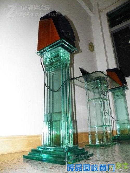 高手手工打造! 网友自制玻璃音箱脚架 