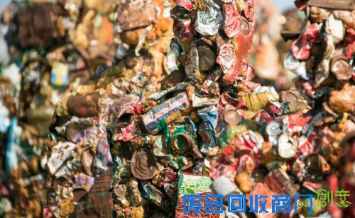 德艺术家打造500人垃圾人部队 场面宏伟似异性生物来袭