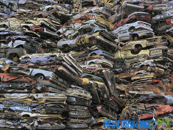 德艺术家打造500人垃圾人部队 场面宏伟似异性生物来袭