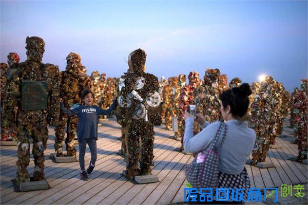 德艺术家打造500人垃圾人部队 场面宏伟似异性生物来袭