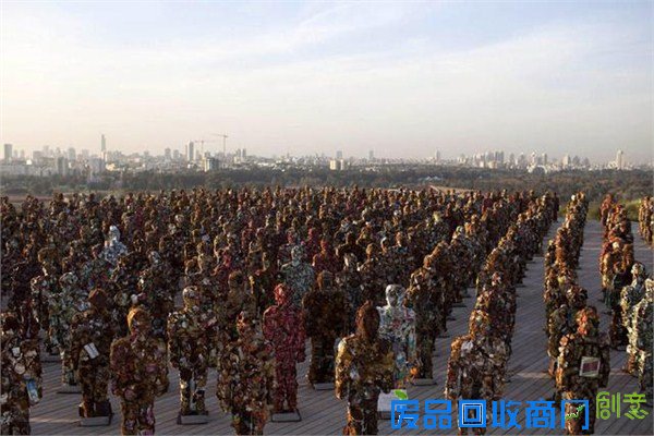 德艺术家打造500人垃圾人部队 场面宏伟似异性生物来袭
