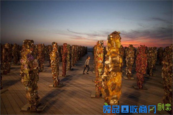 德艺术家打造500人垃圾人部队 场面宏伟似异性生物来袭