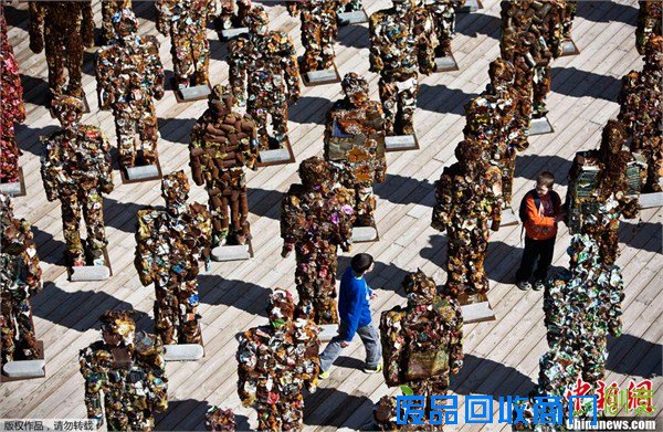 德艺术家打造500人垃圾人部队 场面宏伟似异性生物来袭