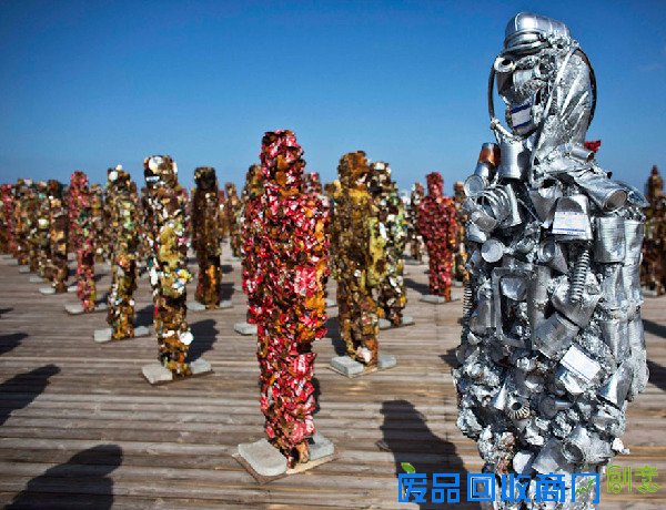 500个真人大小的“垃圾人”在以色列展出。