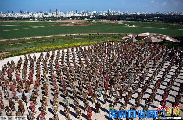 德艺术家打造500人垃圾人部队 场面宏伟似异性生物来袭