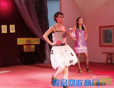 河南大学生DIY服装秀 穿着塑料袋走猫步
