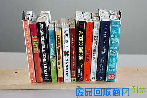 几本书放置在你的书架