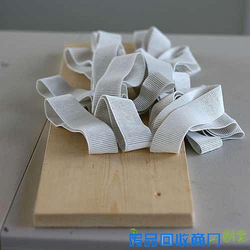 松紧带固定到木板上2