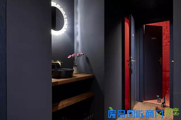 这家法兰克福的酒吧几乎没有酒保,却有只大象